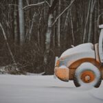 Gelbes Fahrzeug im Winter